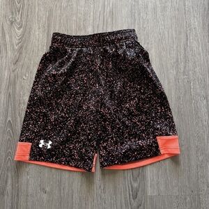 Under Armour Size YSM (7-8) Loose Longer Style Black w/Orange Print Shorts LNC